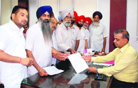 Former municipal councillor Rajinder Sidhu submits a memorandum against the installation of mobile towers in parks of residential areas to the assistant municipal commissioner in Bathinda on Thursday