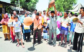 Residents of Manorama Vihar protest against water scarcity.