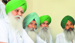 Ajmer Singh Lakhowal (extreme left), president, Bharti Kisan Union, addresses a press conference in Ludhiana on Thursday. Photo: Inderjeet Verma