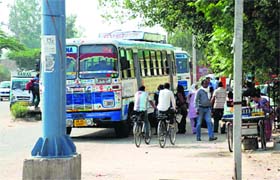 Passengers have a tough time in boarding buses due to the absence of bus stops at Zirakpur