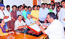 Mayor Vinod Chamoli meets sanitation workers in Dehradun on Saturday