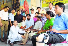 Members of the Bharat Vikas Parishad distribute artificial limbs.