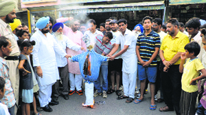 Residents burn an effigy of the state government in Sirhind on Sunday. 