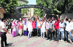Members of the Punjab Students Union (Shaheed Randhawa) protest against the government outside Rajindra College in Bathinda on Monday. Tribune photo: Pawan Sharma