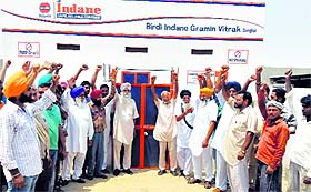 BKU workers raise slogans against the sealing of a gas agency at Sanghol.