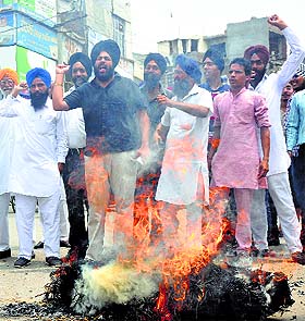 Members of the youth wing of the Shiromani Akali Dal burn an effigy of Haryana Chief Minister Bhupinder Singh Hooda in Karnal on Monday.