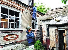 Sappers check a building in the eastern Ukrainian village of Semenovka, near Sloviansk, on Monday.
