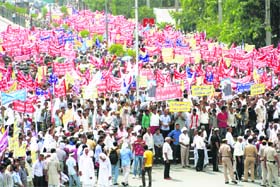 Followers of Satlok ashram block the road near the sessions court in Rohtak on Monday