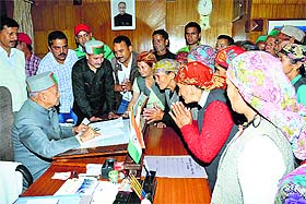 A deputation from Chirgaon village, led by MLA Mohan Lal Brakta, calls on Chief Minister Virbhadra Singh in Shimla on Tuesday.
