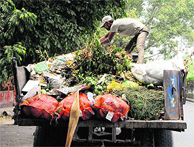Garbage is lifted in a most unprofessional way in Amritsar.