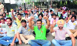 Members of the Student Organisation of India hold a protest in support of their demands at Panjab University in Chandigarh on Wednesday. Tribune photo: Manoj Mahajan