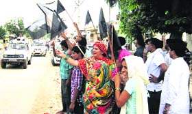 Villagers show black flags to Capt Yadavs cavalcade at Dharuhera in Rewari on Thursday.