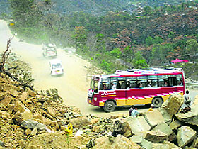 A narrow road between Pathankot and Joginder Nagar.