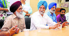 Poet Surjit Patar, Chancellor of the Central University of Punjab SS Johl, writer and member of the Sambhav Foundation Jaswant Zafar and actor Rana Ranbir throws light on the event at Guru Nanak Bhawan in Ludhiana.