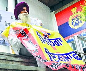 Subedar Gurdeep Singh (retired) protests outside the Police Commissioner's office in Ludhiana on Saturday. 