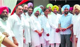 Congress workers with MP Ravneet Singh Bittu at Dehlon on Sunday