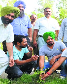 Punjabi actor-comedians Gurpreet Ghuggi (right) and Rana Ranbir take part in the drive
