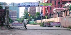 No policeman stands guard at one of the entry points to Panchkula from Peer Muchalla in Zirakpur.
