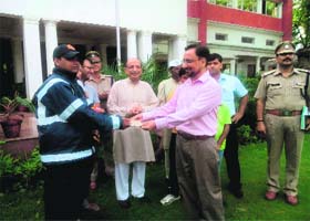 Uttarakhand DGP BS Sidhu honours Mehtab Ali, a constable of the City Patrol Unit, for rescuing a child locked in a car in Dehradun on Monday