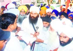 Baljit Singh Daduwal and his supporters submit a memo to Deputy Commissioner DK Bahera in Fatehabad on Monday. Tribune photo