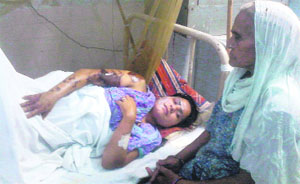 Acid attack victim Neeta recuperating at the Civil Hospital in Kapurthala on Monday