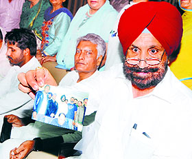 Congress MLA Sukhjinder Randhawa shows the pictures of aleged drug peddlers with SAD leaders during a press conference at the Vidhan Sabha on Monday. Party leaders Sunil Jakhar, Amarinder Raja Warring and Rajinder Kaur Bhattal are also seen.