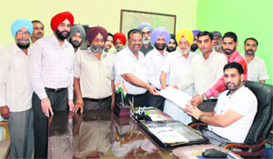 Adarsh Nagar residents submit a memorandum to the SDM in Bathinda on Tuesday