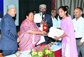 Governor Urmila Singh gives away a certificate to a topper in the presence of Chief Minister Virbhadra Singh at HPU in Shimla on Tuesday.