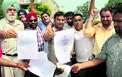 Punjab and UT Mulazim Sangharash Committee burn copies of the budget in Jalandhar on Tuesday