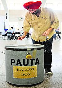 Comedian Jaswinder Singh Bhalla casts his vote. 