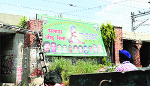 The MC has failed to remove hoardings from various parts of Ludhiana. 
