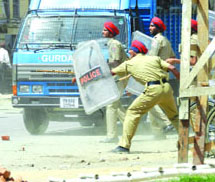 Protesters clash with police in Gurdaspur
