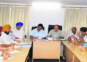 Mayor Bakshi Ram Arora and MC Commissioner Pardeep Sabharwal during a meeting with councillors of Wards 41 to 45 in Amritsar on Wednesday