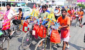 A group of kanwarias reaches Bathinda after a long journey from Haridwar on Thursday.