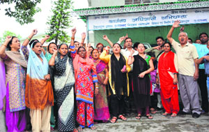 Kaulagarh residents protest at the Jal Nigam office in Dehradun on Thursday.