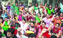 ETT teachers raise anti-government slogans at the Deputy Commissioners office in Jalandhar. Photo: Sarabjit Singh