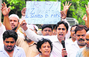Muslim actvists raise slogans against Shiv Sena MP Rajan Vichare over alleged force-feeding incident at Maharashtra Sadan, in New Delhi on Thursday