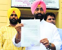 Former Congress MLA Sukhpal Khaira shows a "proof" of the alleged hawala transaction by Cabinet Minister Bikram Majithia, in Jalandhar on Thursday. Tribune photo