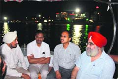 Varinder Sharma, Chief Administrator, BDA, (second from right) during the trial of floodlights at the Lake No.2 in Bathinda on Friday. photo: Vijay Kumar