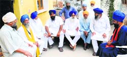 Accompanied by Sikh leaders associated with the Haryana Sikh Gurdwara Management Committee, Rattan Singh (centre), former head of the Nada Sahib gurdwara, holds a meeting at the shrine near Panchkula on Friday. Tribune Photo: Manoj Mahajan