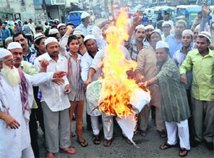 Congress workers burn an effigy of Shiv Sena MP Rajiv Vichare in Dehradun on Friday.