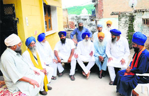 Accompanied by Sikh leaders associated with the Haryana Sikh Gurdwara Management Committee, Rattan Singh (centre), former head of Nada Sahib gurdwara, holds a meeting at the shrine near Panchkula on Friday. 