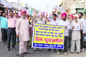 Members of Lok Morcha, Punjab, protest in Bathinda on Saturday
