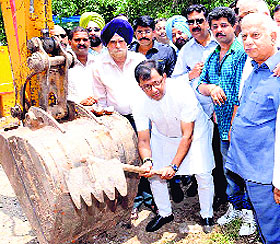 Deputy Mayor Davesh Moudgil inaugurates the work of laying paver blocks at the Industrial Area, Phase II, Chandigarh.