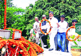 Chief Minister Harish Rawat lays a wreath at the Gandhi Park memorial in Dehradun on Saturday.