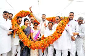Karnal Mayor Renu Bala Gupta (centre) with state BJP president Ram Bilas Sharma after joining the Bharatiya Janata Party in Karnal on Saturday