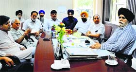 Mayor Harcharan Singh Gohalwaria with Chandigarh Mayor Harphool Chander Kalyan (second from right) in Ludhiana.