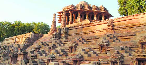 The exteriors of the temple are beautifully carved, with the base of the temple designed in the shape of an inverted lotus