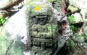 A monolith with ornaments of the Teotihuacan culture was discovered in the northern region of Aguascalientes in Mexico after an attempt by looters to steal it.
