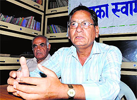 Kalyan Singh Rawat of the Zila Sarvodaya Mandal addresses mediapersons at Hindi Bhavan in Dehradun on Sunday.